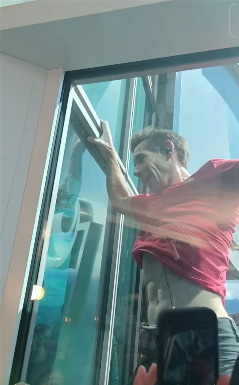 霍諾德攀爬露出腹肌。(圖/Threads網友授權 @帳號sleepwalk712)