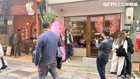台北市中山區一家甜甜圈店，日前因公告「不接待12歲以下孩童」引發爭議。（圖／記者李育道攝影）
