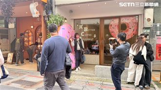 台北市中山區一家甜甜圈店，日前因公告「不接待12歲以下孩童」引發爭議。（圖／記者李育道攝影）