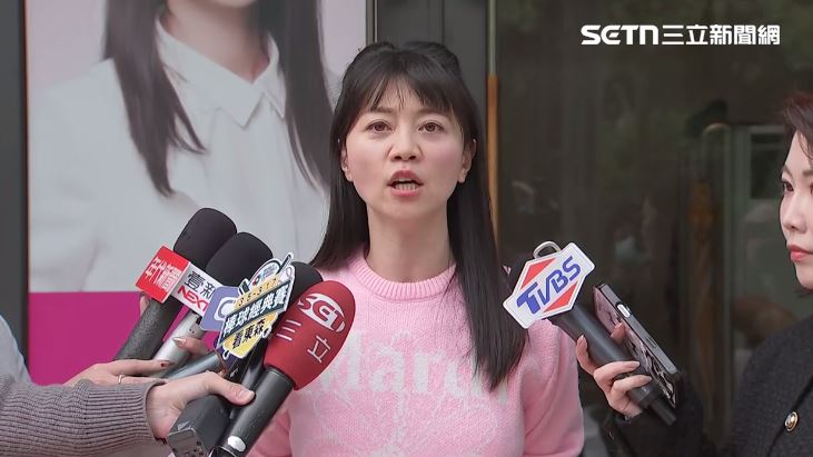 高嘉瑜在服務處前發春聯並受訪。（圖／翻攝畫面）