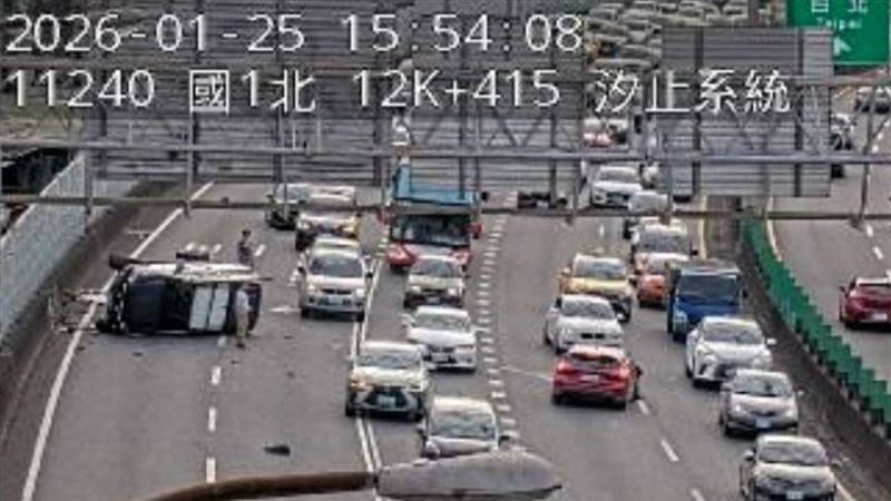 追撞事故現場情形。（圖／翻攝自國道即時影像）