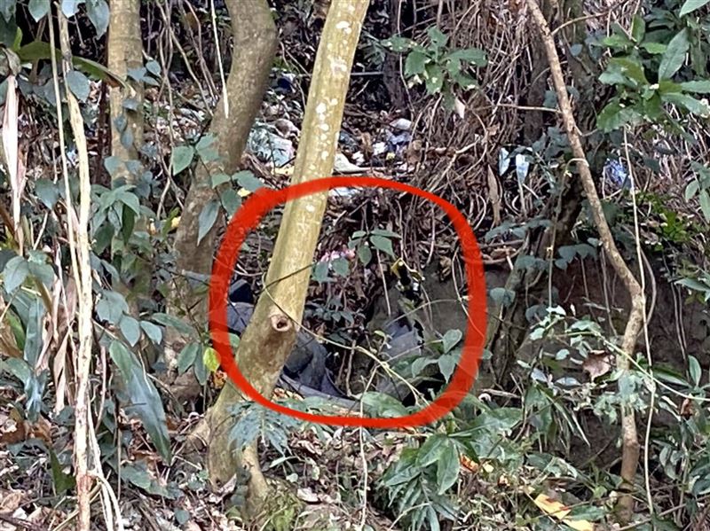 警方在案發現場附近尋獲邱女騎乘的普通重機車。（圖／翻攝畫面）