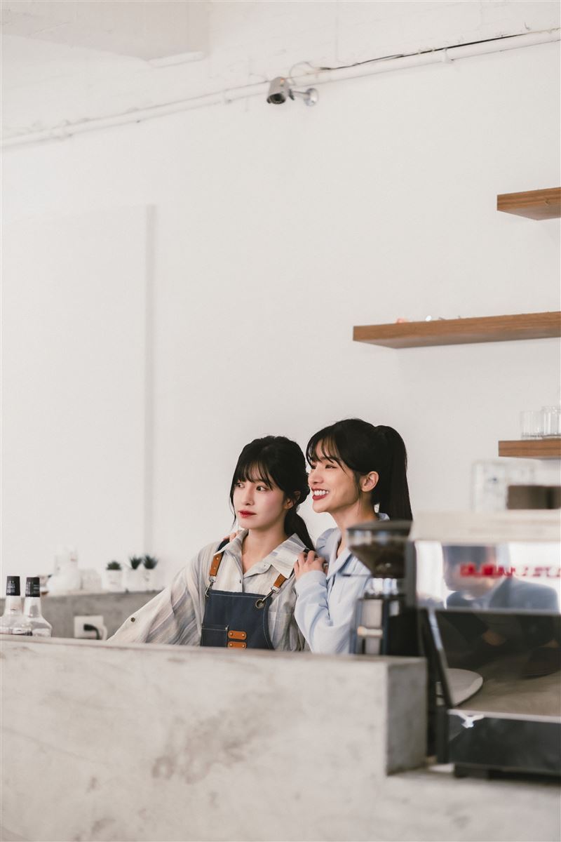 陳敬宣(左)與林岱縈(右)GL 題材引爆情感張力。(圖/原來娛樂提供)