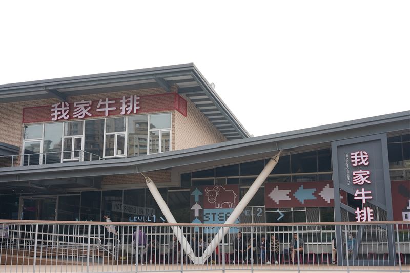 全台最大我家牛排高雄旗艦店正式開幕，佔地超過1000坪。(圖／薄多義餐飲集團提供）