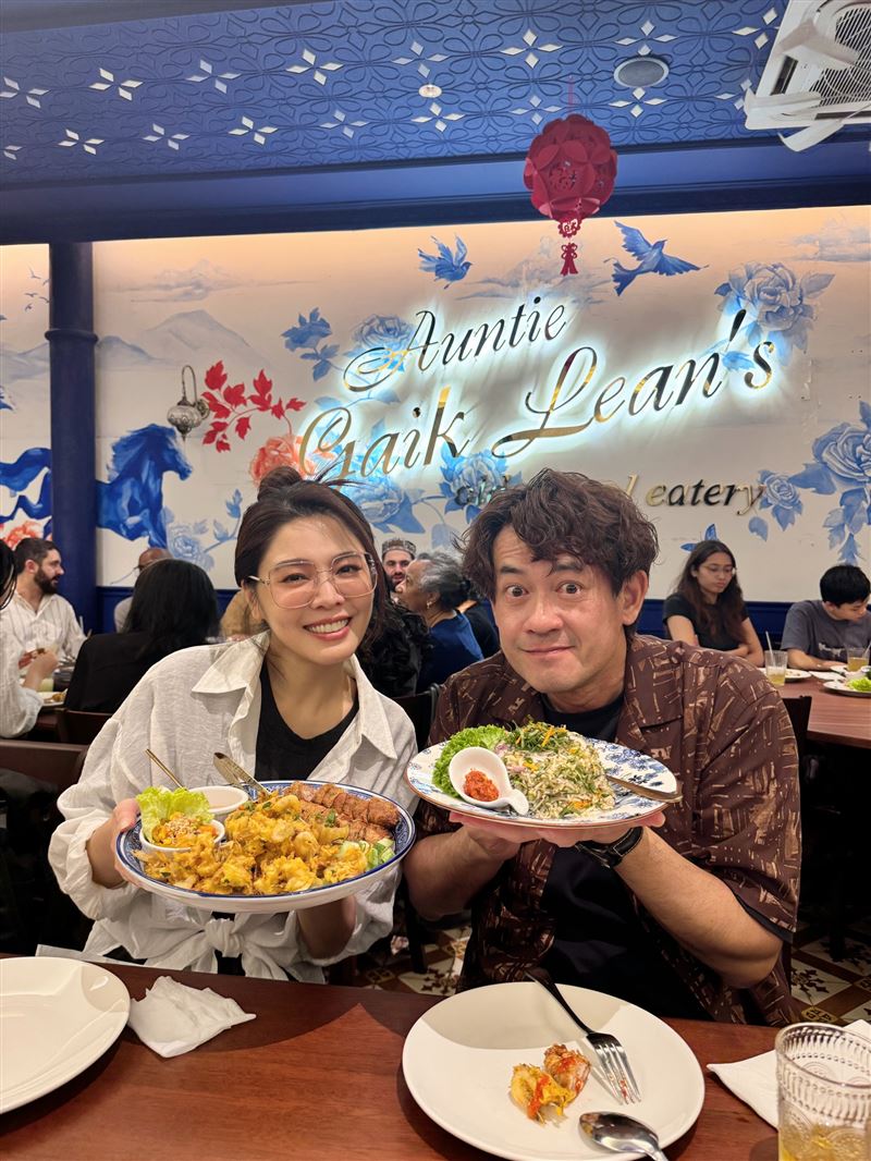 柯叔元、白家綺收工後體驗當地娘惹餐廳。（圖／民視提供）