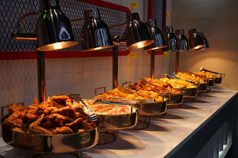 我家牛排高雄旗艦店自助吧品項包括熱炒、炸物、港點等等。(圖／薄多義餐飲集團提供）