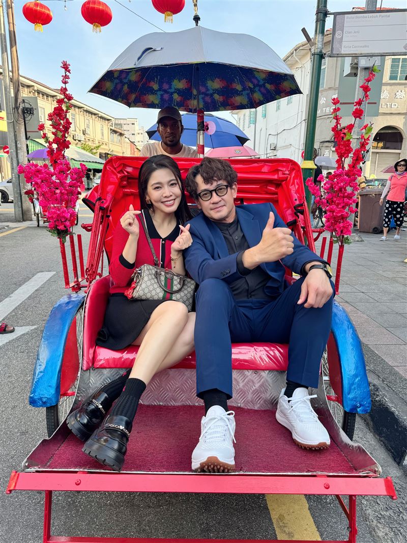柯叔元、白家綺首次到檳城，體驗人力車慢遊。（圖／民視提供）