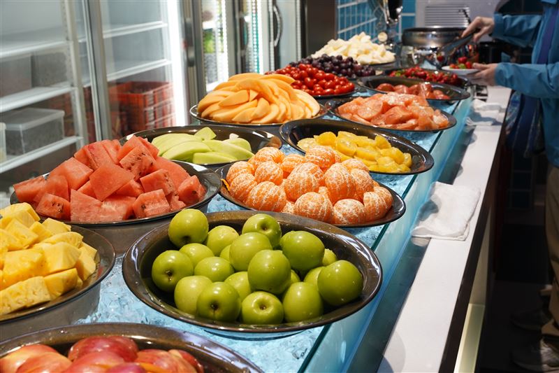 我家牛排高雄旗艦店每日嚴選超過 20 種以上現切當季水果。(圖／薄多義餐飲集團提供）