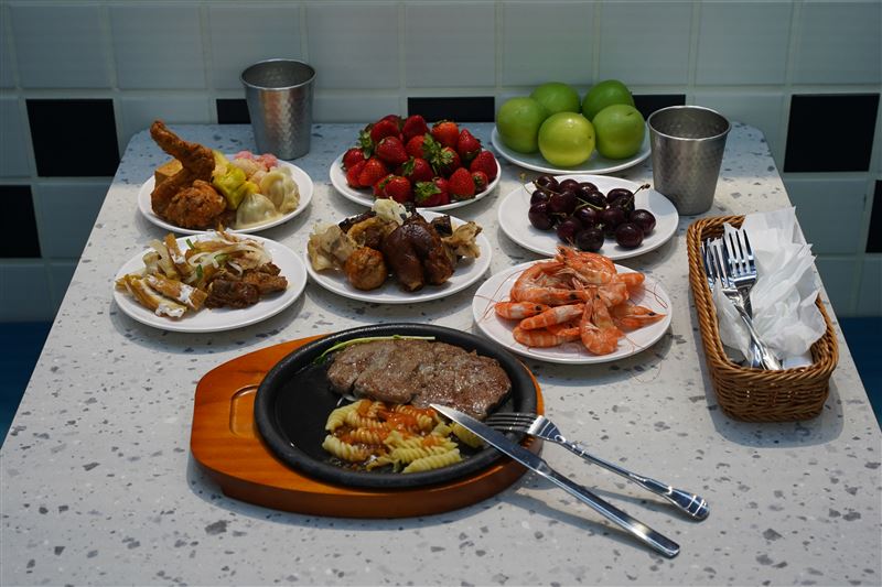 我家牛排高雄旗艦店最低420元起就能享用排餐和自助吧吃到飽。(圖／薄多義餐飲集團提供）