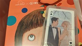 Lulu與陳漢典喜餅及撲克牌。（圖／記者鍾智凱攝影）