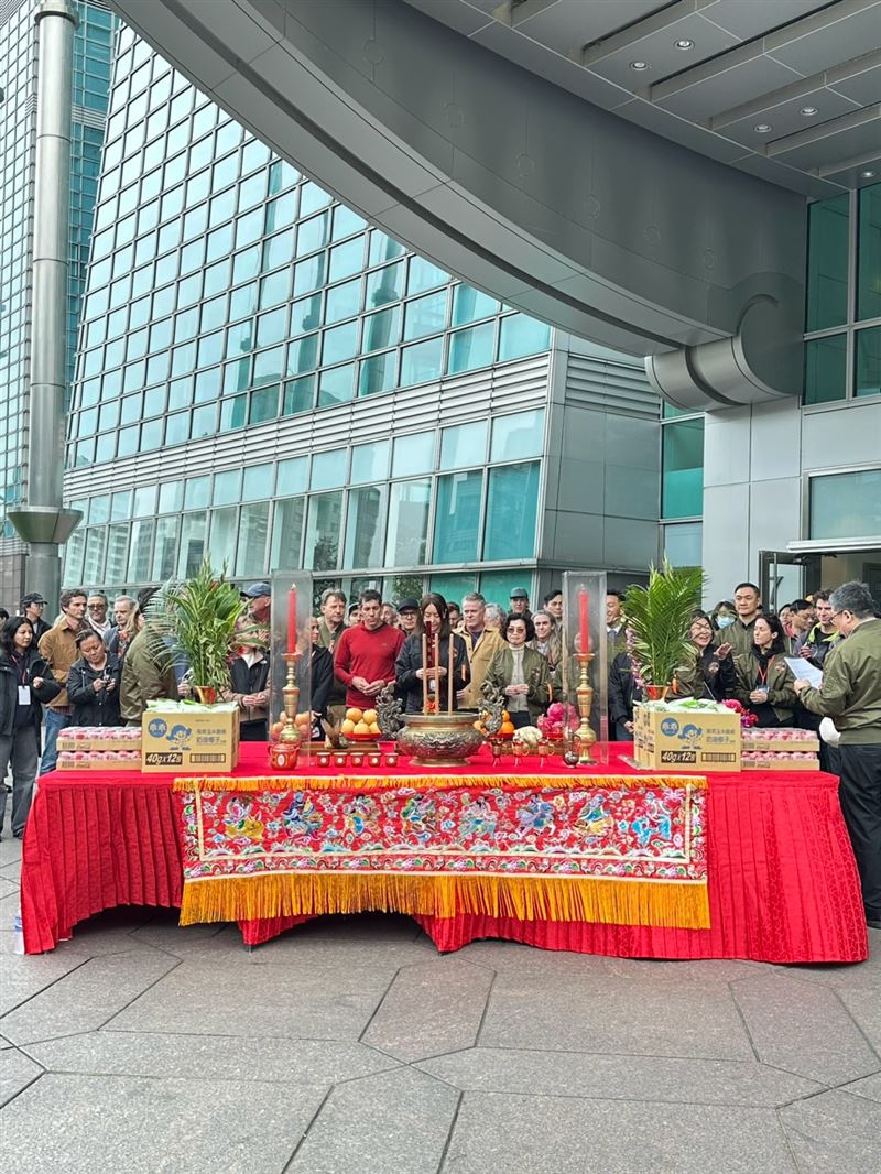 賈永婕帶著霍諾德拜拜祈求平安。（圖／翻攝自賈永婕的跑跳人生）