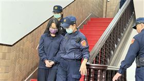 剴剴案　二審115年1/27宣判男童「剴剴」遭虐死案，二審台灣高等法院22日晚間辯論終結，115年1月27日宣判。保母劉彩萱（前左）於最後陳述時哭著說，對不起，會請律師跟被害家屬談賠償。圖為劉彩萱庭訊後還押。中央社記者劉世怡攝　114年12月22日