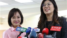 鄭麗文南下高雄　與柯志恩同框受訪國民黨主席鄭麗文（右）與黨籍高雄市長參選人柯志恩（左），17日下午在高雄市黨部出席「高雄黨員Reset拓點」活動，會前受訪時提及地方選舉及兩岸交流相關議題。中央社記者張已(??兼)攝　115年1月17日