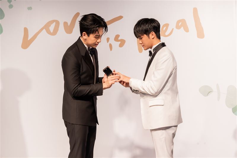 葛兆恩(左)、紀成澔以角色身分甜蜜完成交換戒指儀式。(圖/結果娛樂提供)