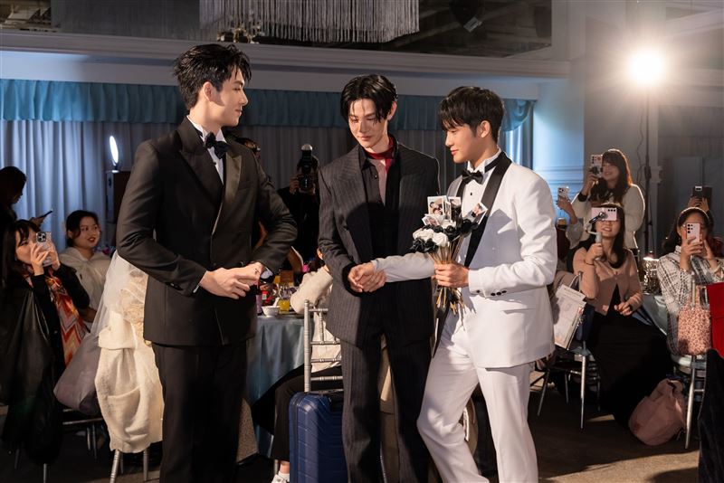 夏和熙(中)以劇中「表哥」家長身分將紀成澔(右)交付給葛兆恩。(圖/結果娛樂提供)