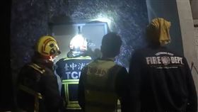看屋驚魂！台中夫妻「受困豪宅電梯」卡20分鐘　員警神救援破門