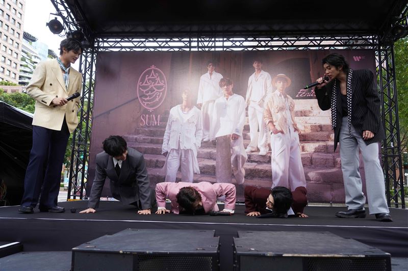 FEniX舉辦簽唱會。（圖／華納音樂提供）