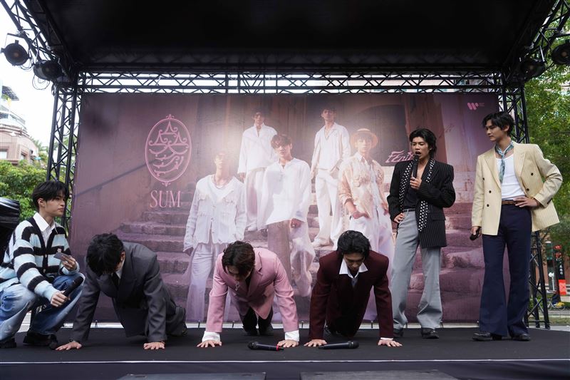 FEniX舉辦簽唱會。（圖／華納音樂提供）