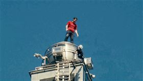 艾力克斯．霍諾德（Alex Honnold）登頂台北101。（圖／Netflix提供）