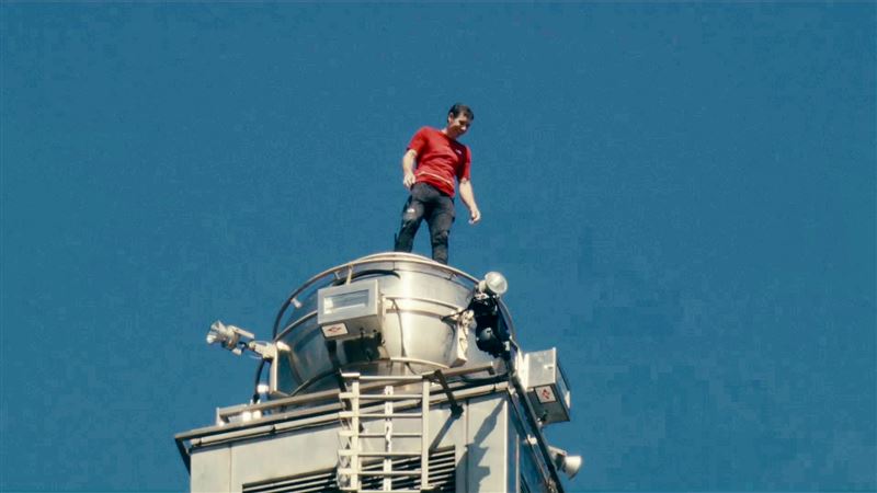 艾力克斯．霍諾德（Alex Honnold）登頂台北101。（圖／Netflix提供）