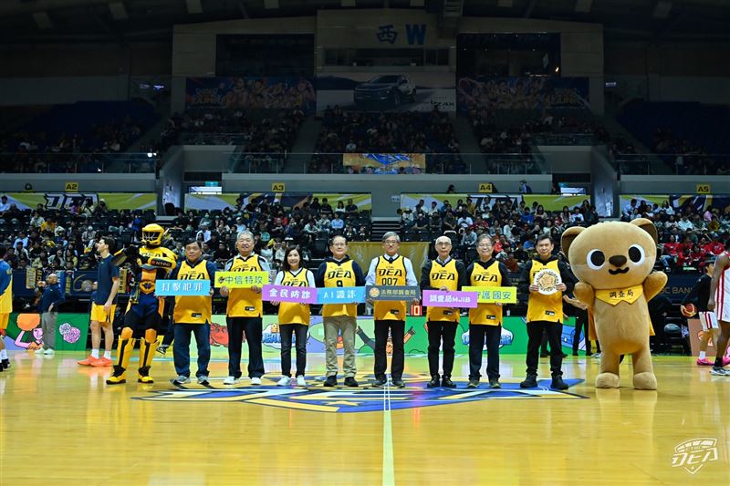 許多官員受邀到場為中信特攻大力應援。（圖／中信特攻提供）