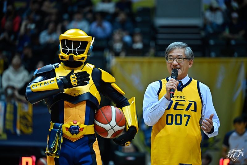 中信特攻邀請法務部調查局陳白立局長擔任開球儀式嘉賓。（圖／中信特攻提供）