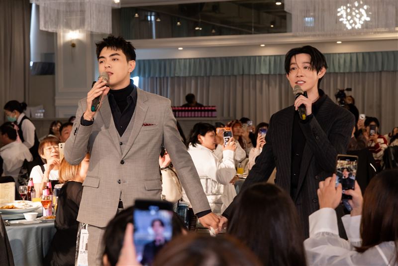 「隨遇而安CP」夏和熙(右)、楊翹碩化身伴郎兼親友團,共同獻唱新歌〈沈迷於浪漫〉。(圖/結果娛樂提供)