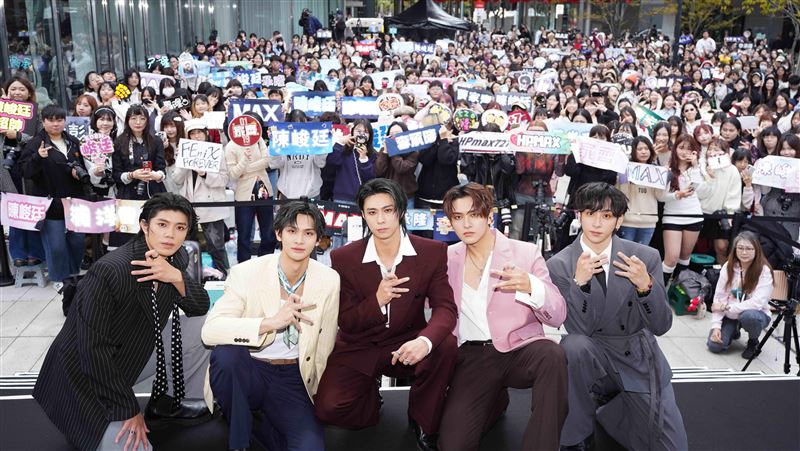 FEniX舉辦簽唱會。（圖／華納音樂提供）