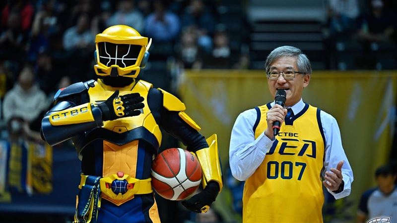 中信特攻邀調查局長開球 盼球迷反詐拒毒