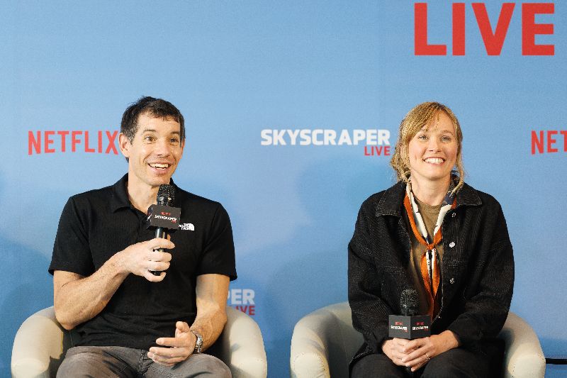 霍諾德(左)25日花了91分鐘攻頂台北101,他的妻子Sanni Honnold(右)也現身力挺。(圖/中央社)