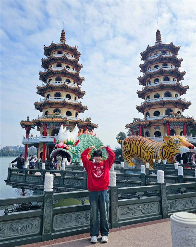 SJ厲旭造訪高雄左營蓮池潭。(圖/翻攝自厲旭IG)