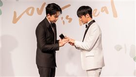 葛兆恩（左）、紀成澔以角色身分甜蜜完成交換戒指儀式。（圖／結果娛樂提供）