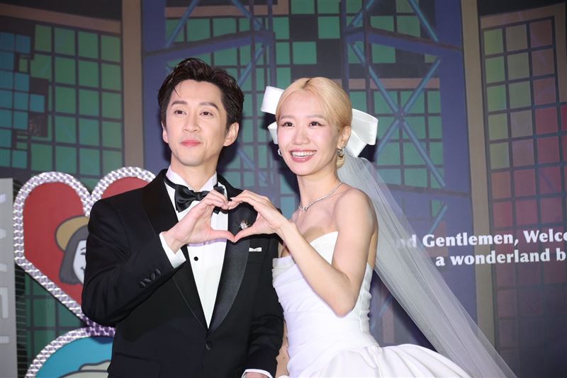 Lulu、陳漢典互比愛心。(圖／記者鄭孟晃、趙于瑩攝影）