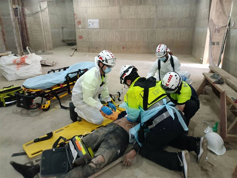 新竹豪宅建案又發生電梯井墜樓意外。（圖／翻攝畫面）