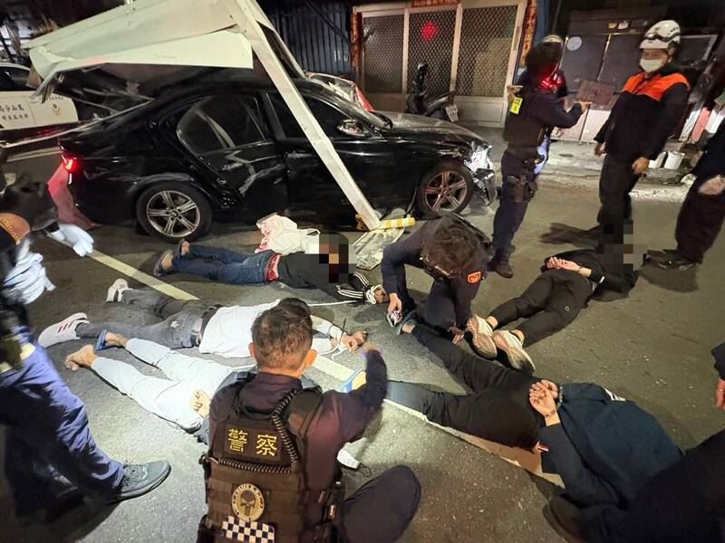 高雄男疑欠債遭毆強押上車，警攔救2人逮5嫌追緝主嫌。（圖／翻攝畫面）