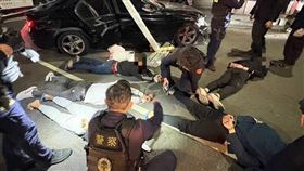 高市男疑欠債遭毆強押上車，警攔救2人逮5嫌追緝主嫌。（圖／翻攝畫面）