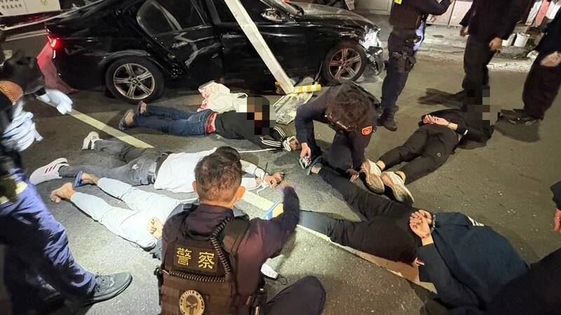 高雄男疑欠債遭毆押上車　警攔救2人逮5嫌