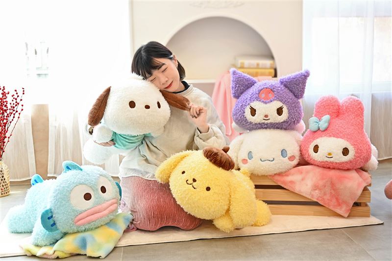 KHTOY新春檔期推出三麗鷗「趴姿雲朵系列」大型絨毛玩偶，以柔軟蓬鬆的造型呈現，成為粉絲值得關注的收藏款式。（圖／品牌業者提供）