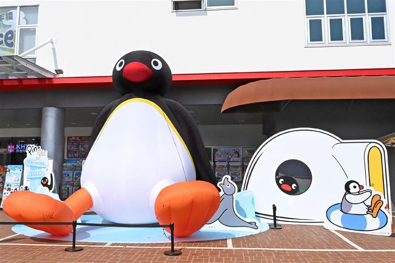 經典動畫角色Pingu&trade; 大型氣偶坐鎮館外，成為KHTOY新春期間最具辨識度的迎賓地標。（圖／品牌業者提供）