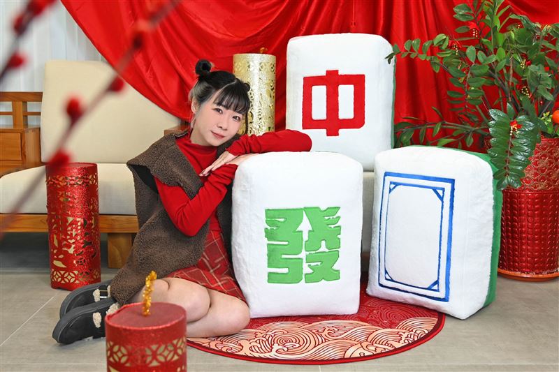 原創「巨大麻將好運系列（中、發、白）」以台灣文化為靈感，將新年祝福轉化為趣味又吸睛的絨毛玩偶設計。（圖／品牌業者提供）