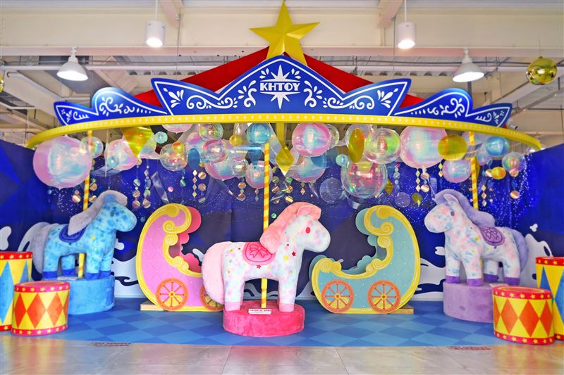 館內入口換上全新馬年嘉年華主題視覺，以旋轉木馬風格熱鬧迎賓。（圖／品牌業者提供）