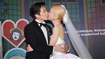 Lulu婚宴爆乳白紗現身　360度激吻陳漢典