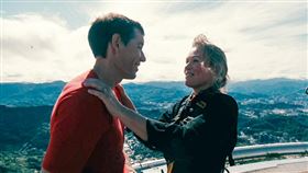 當霍諾德回到地面時，與妻子桑妮真摯相擁，畫面令在場不少人為之動容。（圖／翻攝畫面）