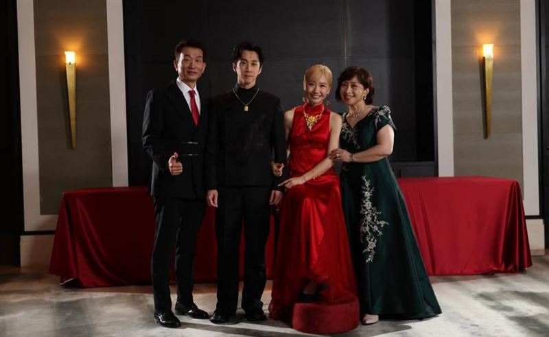 Lulu拜別父母。（圖／翻攝自IG）