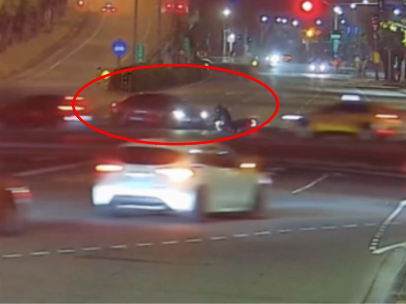 BMW逆向衝下中正交流道後，左轉撞上古姓女騎士後肇逃。（圖／翻攝畫面）