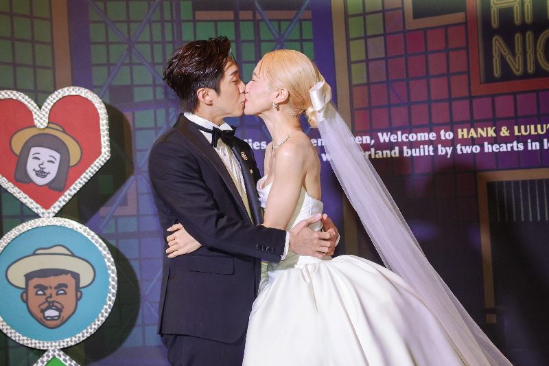 黃路梓茵(Lulu)(右)、陳漢典(左)被現場媒體拱親吻拍照留念。(圖/中央社)