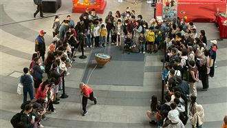 慶祝馬年來臨！巨型陀螺震撼高雄車站