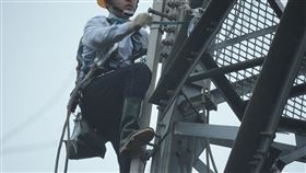 電塔之巔命懸一線！保線員「飛簷走壁」守護萬家燈火