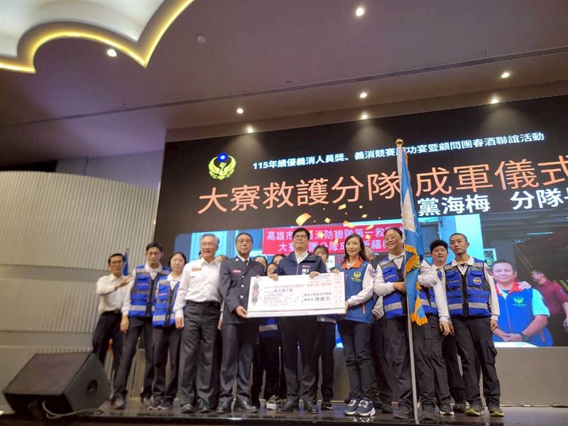 大寮救護授旗分隊成立，由分隊長黨海梅接下領導重擔。（圖／翻攝畫面）