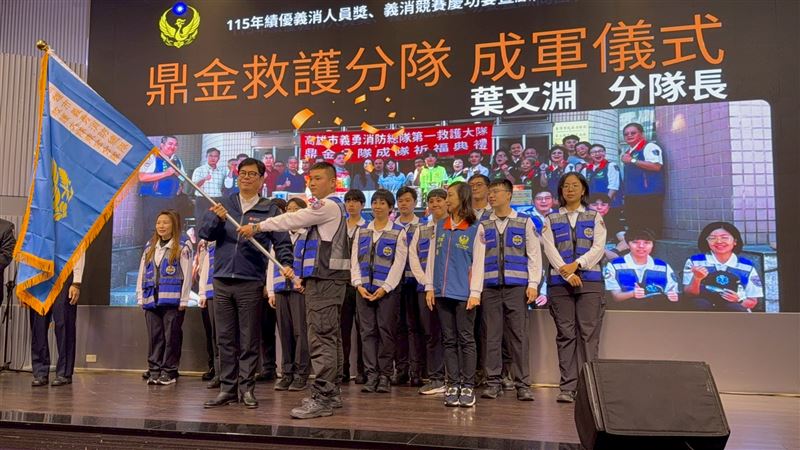 在市長陳其邁見證下，鼎金救護分隊長葉文淵揮舞隊旗象徵正式成隊。（圖／翻攝畫面）